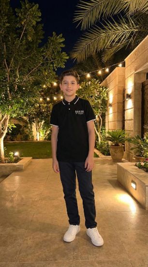 صورة تيشيرت بيكير اسود مقلم